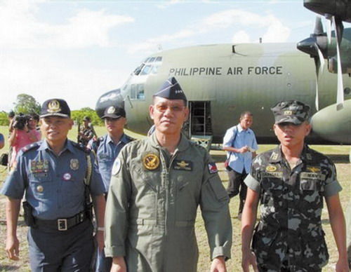 去年5月，菲律宾空军司令卡敦戈格（中）视察被菲律宾侵占的中业岛