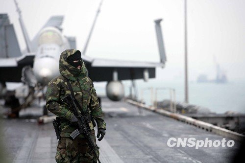 海军陆战队员在舰艇上执勤。中新社发洪少葵摄.jpg