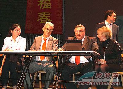抽奖现场的西班牙公证公司人员.jpg