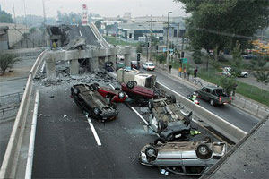 地震造成一条高速公路架桥坍塌，桥上停着几辆被毁的车辆。.jpg