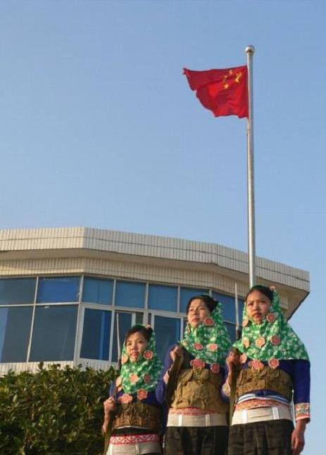 女民兵紧盯目标，丝毫不放松.jpg