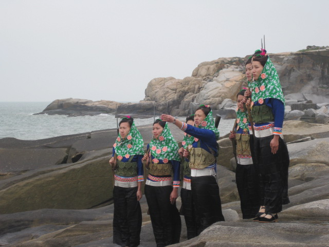 女民兵巡逻值勤在边海防一线.jpg