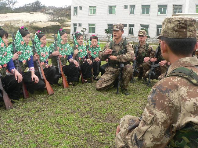 哨所女民兵向与驻军某海防营官兵讨教武器操作技巧.jpg