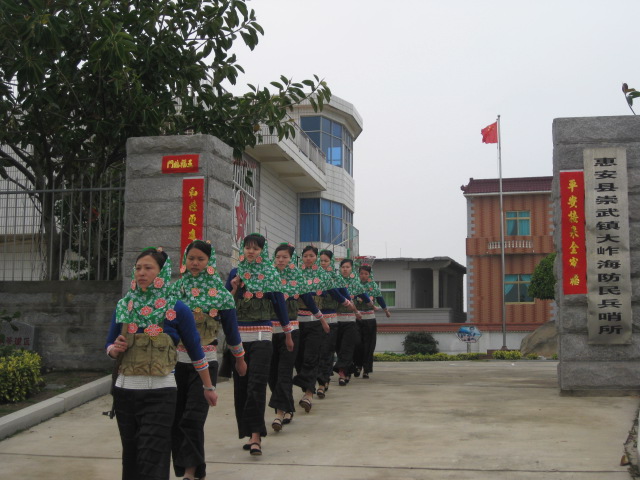 女民兵每天按时巡逻值勤在边海防一线.jpg