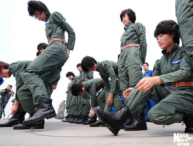 试穿新飞行服。