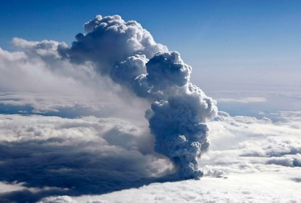 火山喷发烟柱.jpg