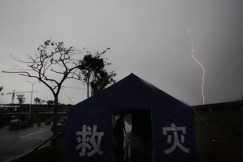江西2010夏天巡堤坝人遭受雷击2.JPG