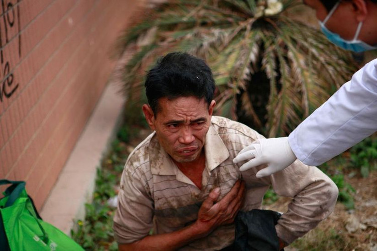 12月20日，广东省佛山市张槎大江村委会，一名男子为了拣自己大便时掉入粪池的手机，竟然跳入屎尿遍布的池中 ...