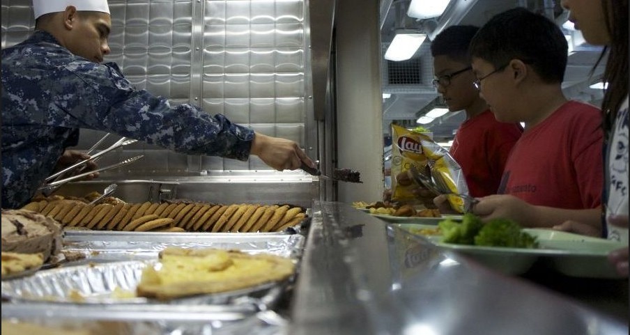 美军邀请小学生参观两栖攻击舰，品尝部队“大锅饭”.jpg