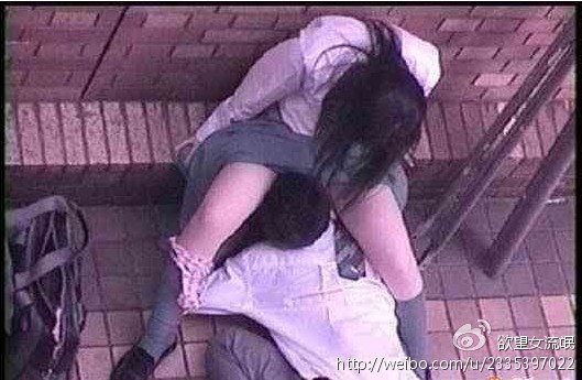 e61190ef76c6a7ef4cd1976bfdfaaf51f2de6683.jpg街头惊现感人一幕，一女子私处被毒蛇咬.jpg