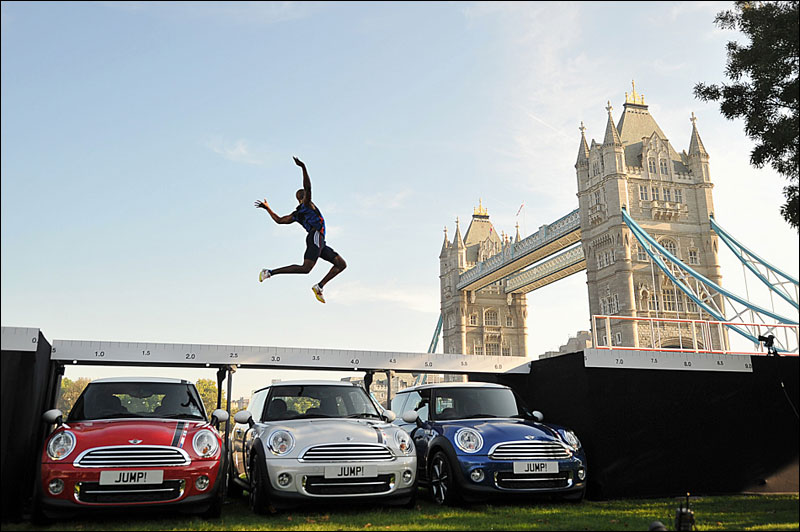 英国跳远冠军成功跨越三辆汽车.jpg