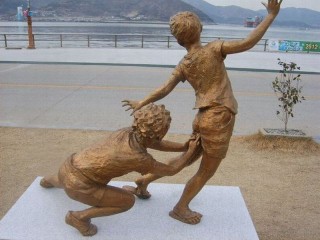 18淘气雕像 戳屁股.jpg