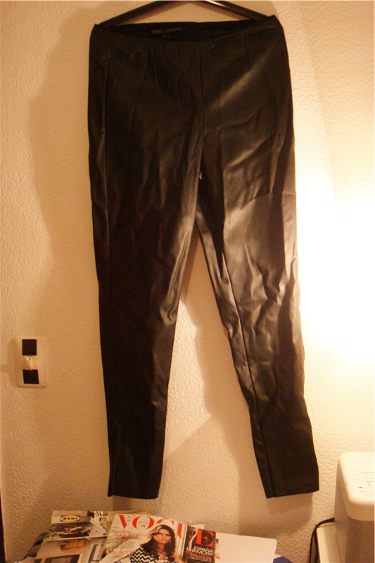 zara皮裤，xl号的，现价5欧