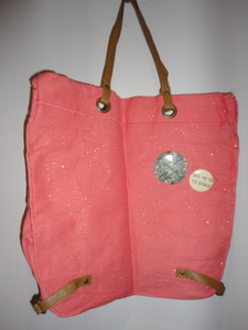  bershka  粉红色大布袋包，这是日光色，另一张照片为黄光下颜色，包包很大，全新，3欧 . ... ... ...