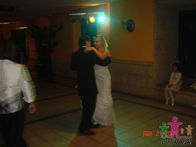 新娘和新郎开始领舞