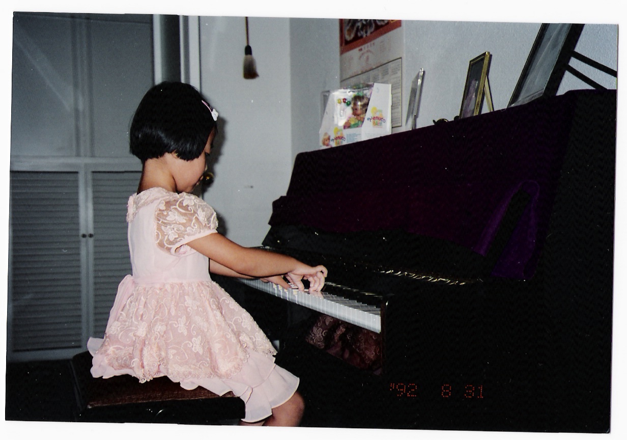 4,5岁的时候刚学弹琴.. 家里.