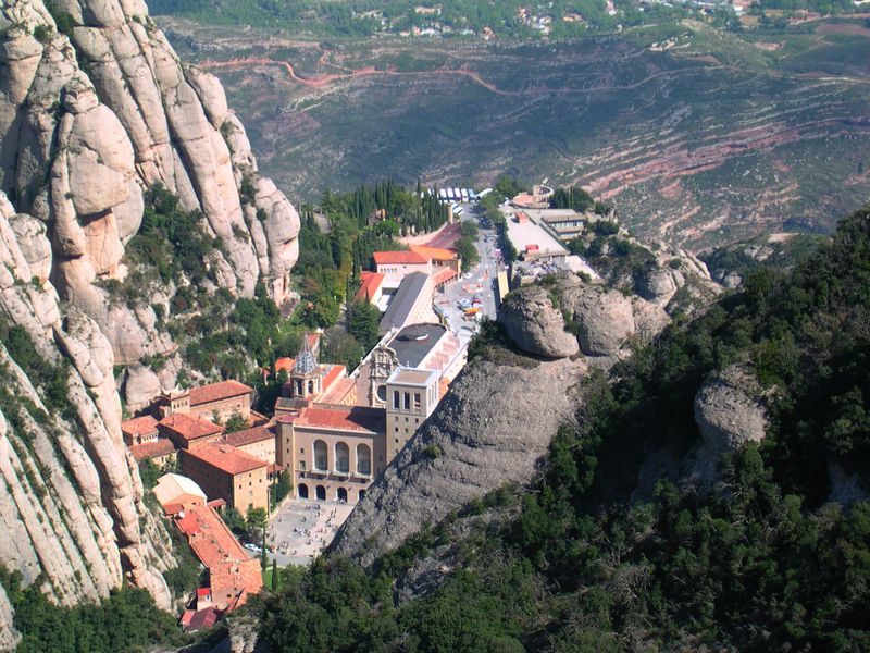 800px-Monestir_de_Montserrat_vista.jpg