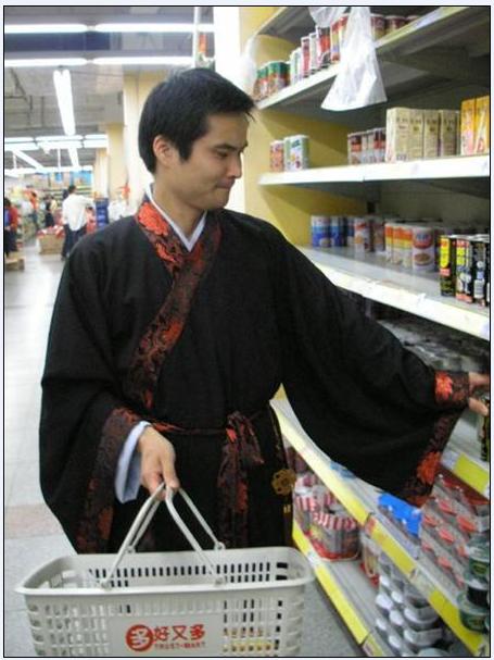 穿汉服去购物.jpg